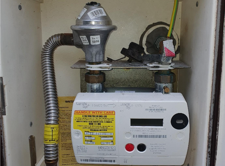 Gas meter bonding technician at work